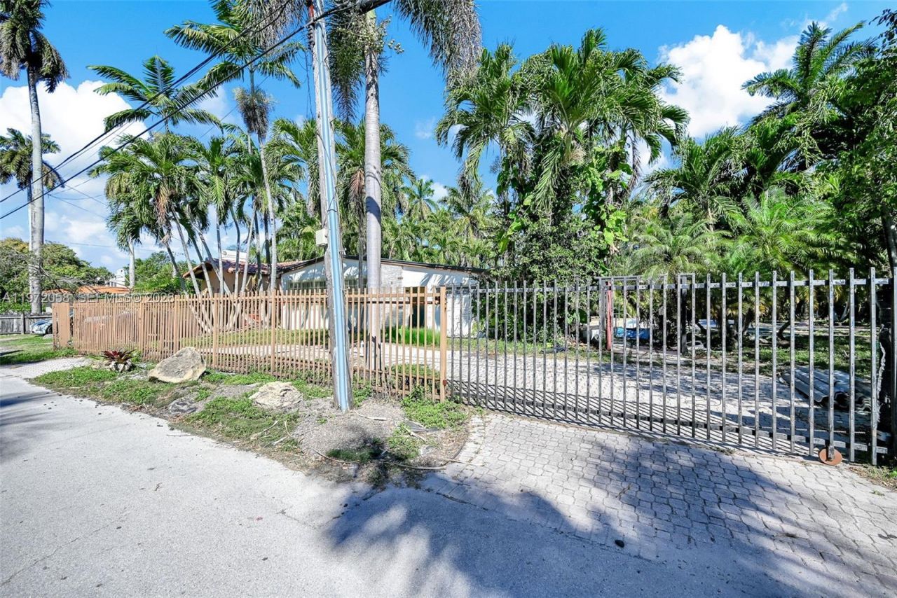 1025 NE 84th St, Miami, FL 33138 Photo