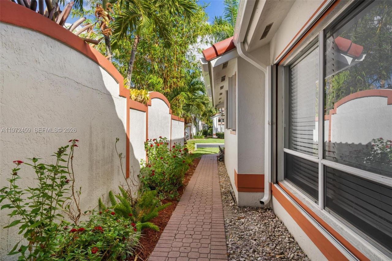 1140 W Bel Aire Dr W , Unit 1140, Pembroke Pines, FL 33027 Photo