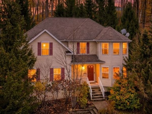 9 Poplar Ct, Allamuchy, NJ 07840