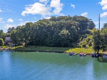 490 E Mohawk Drive, Malvern, OH 44644