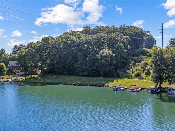 490 E Mohawk Drive, Malvern, OH 44644