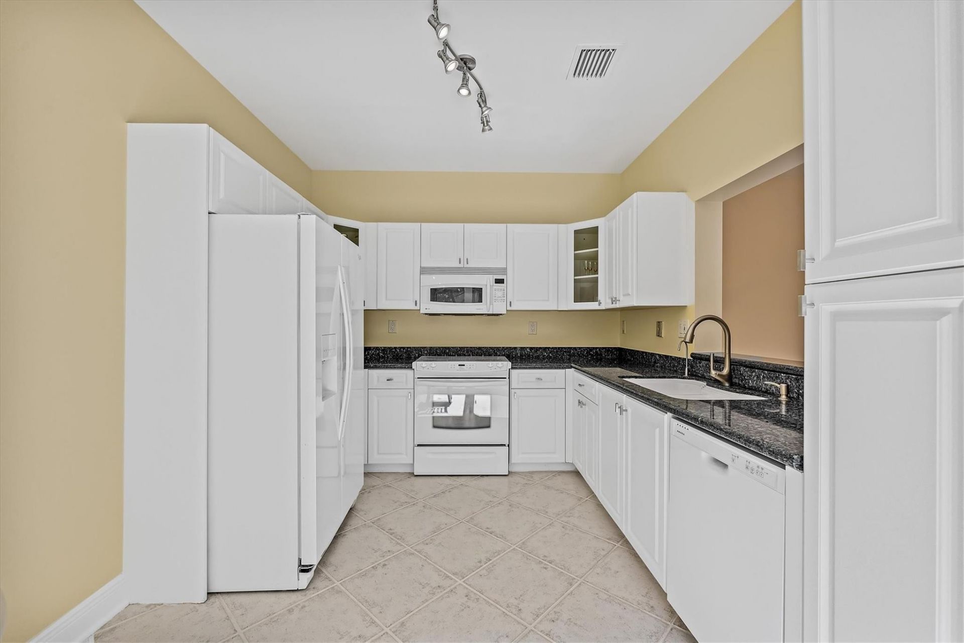 1135 Buttonwood Lane, Hollywood, FL 33019 Photo