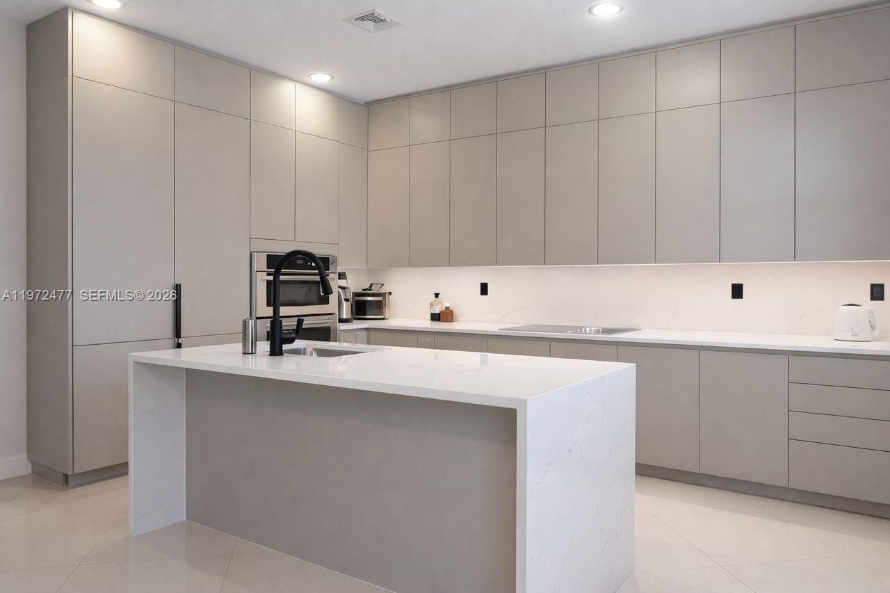 829 NE 191st St, Miami, FL 33179 Photo