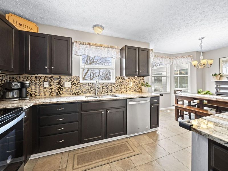 1276 Four Star Drive E, Galloway, OH 43119 Photo 6