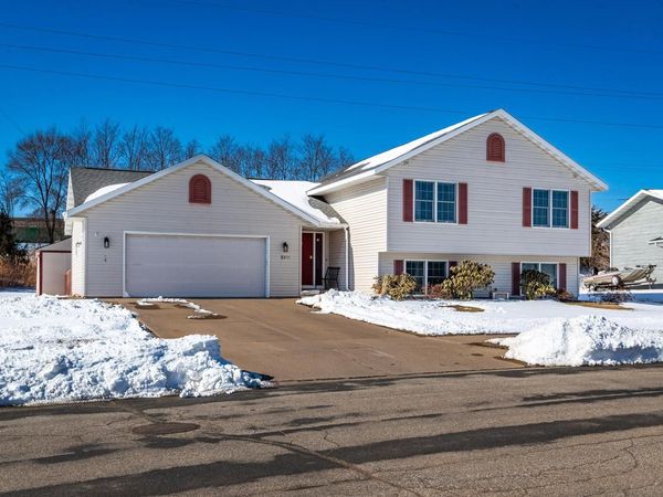 1004 Remington DRIVE, Holmen, WI 54636