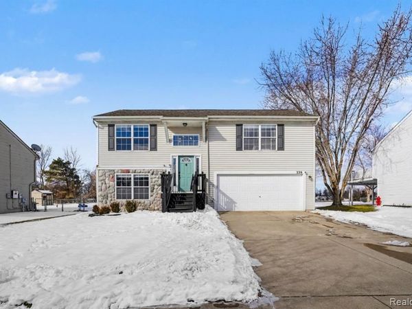 339 Andover Woods Drive, Fenton, MI 48430