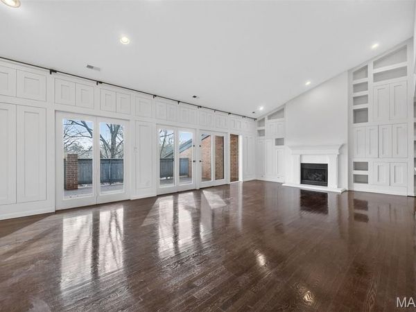 155 N Hanley Road, University City, MO 63105