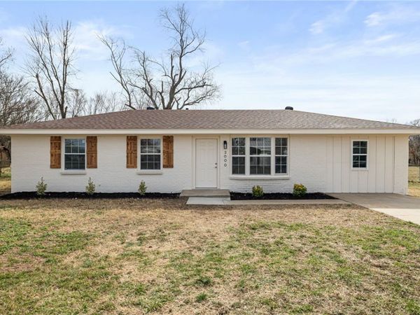 2000 W Wood Street , Rogers, AR 72756