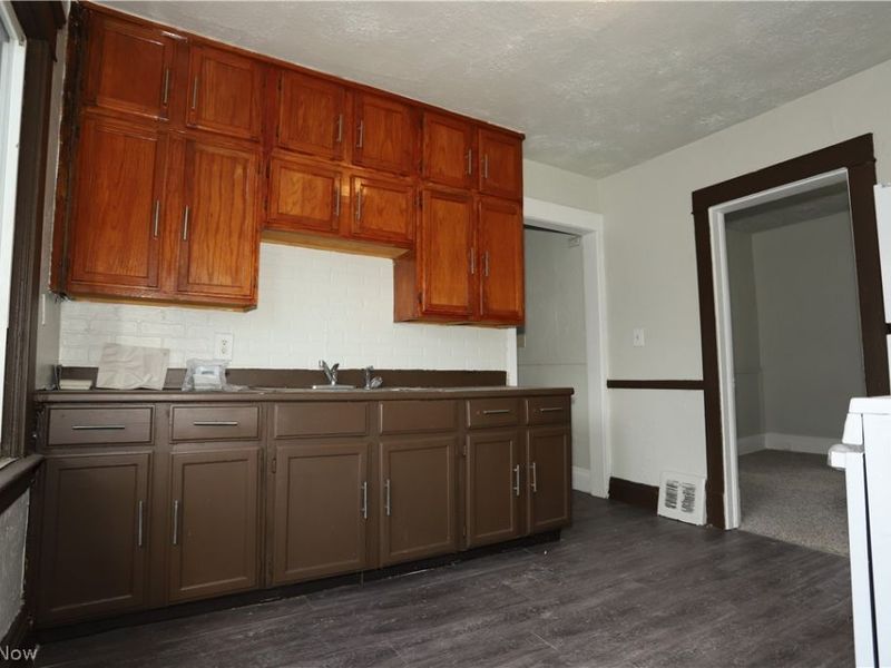 9409 Mount Auburn Avenue, Cleveland, OH 44104 Photo 10