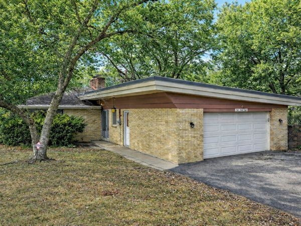 938 Hillcrest Road , Elgin, IL 60123