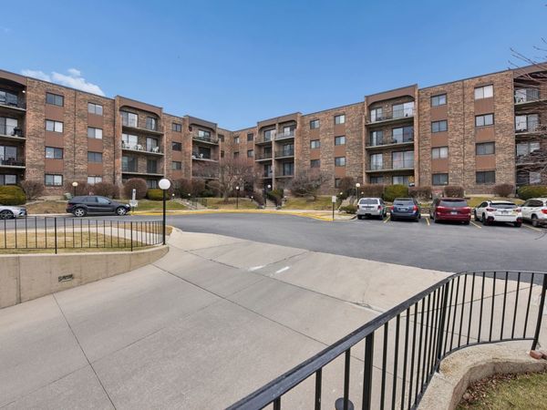 601 W Huntington Commons Road, Unit 202, Mount Prospect, IL 60056