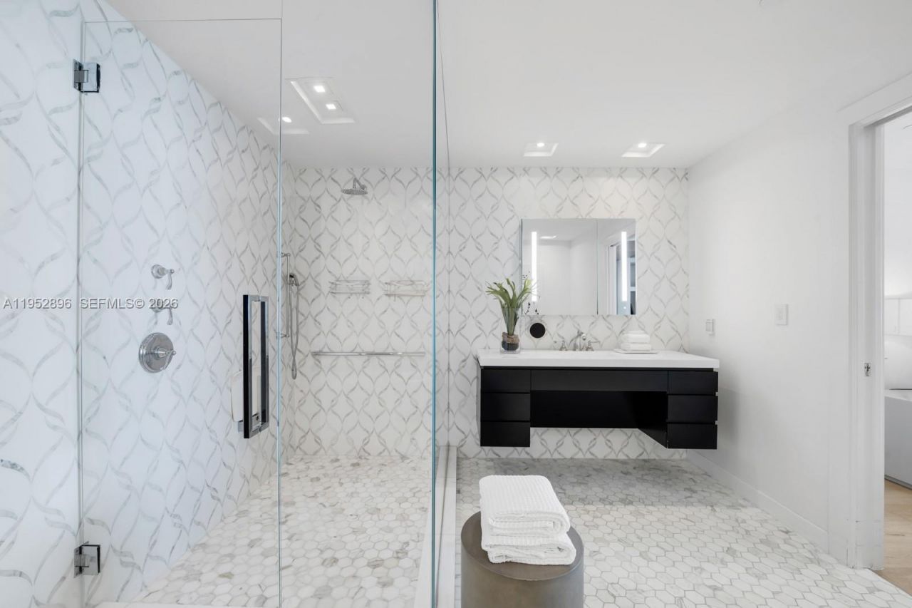 3535 Hiawatha Ave, Unit 403, Miami, FL 33133 Photo