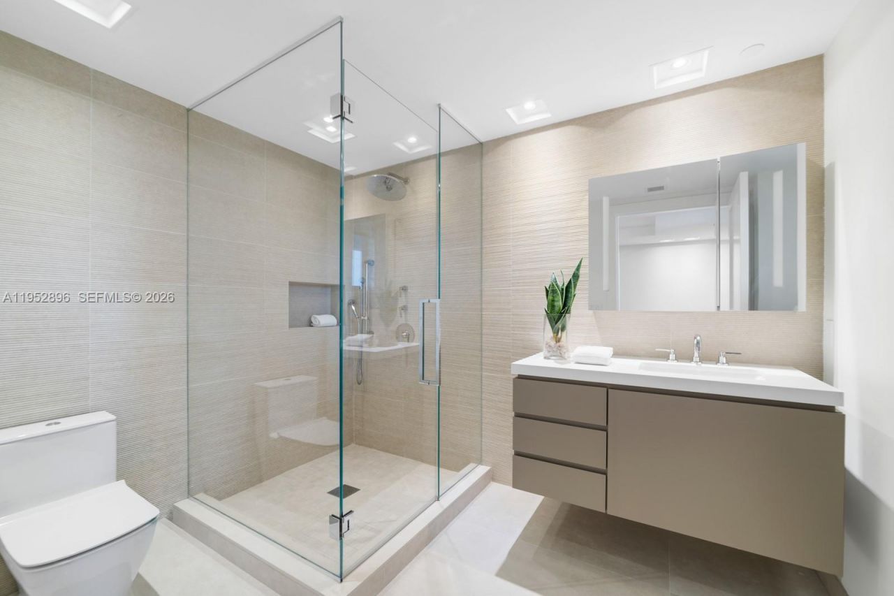 3535 Hiawatha Ave, Unit 403, Miami, FL 33133 Photo