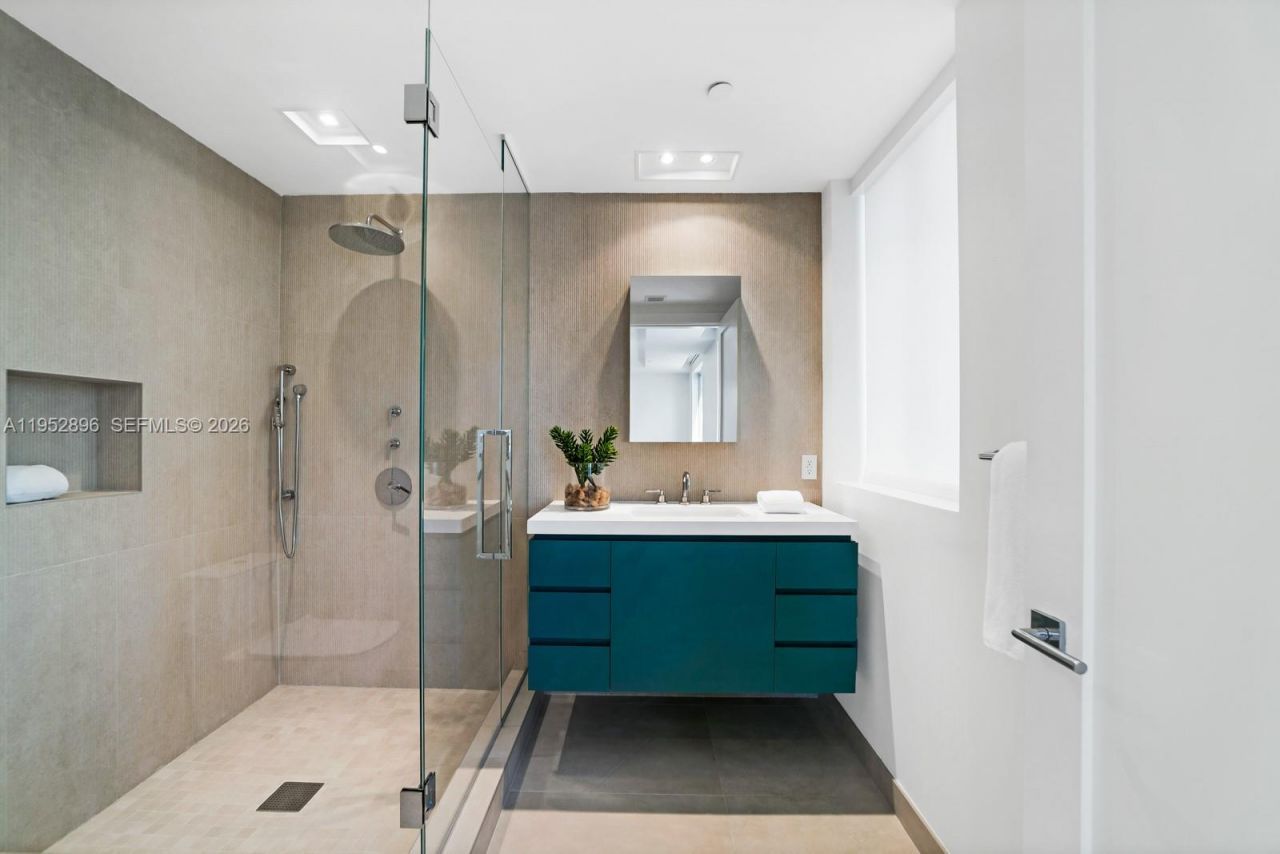 3535 Hiawatha Ave, Unit 403, Miami, FL 33133 Photo