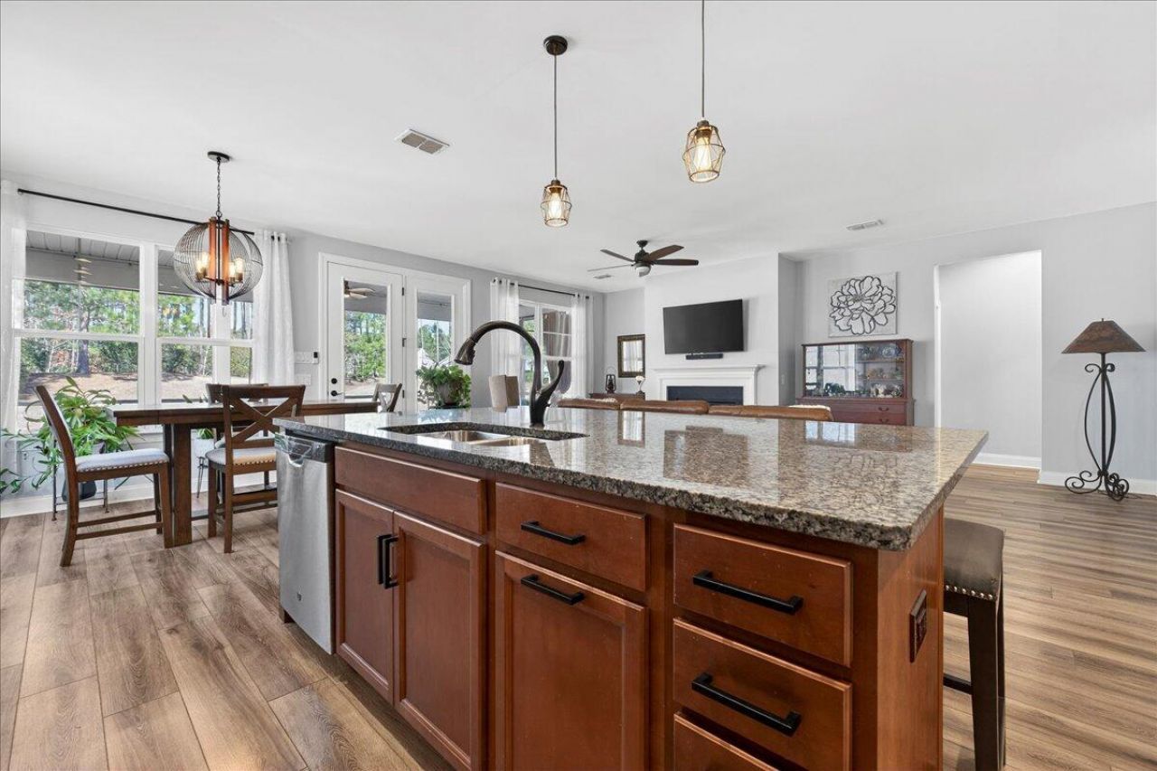 568 Four Seasons Boulevard Photo 8