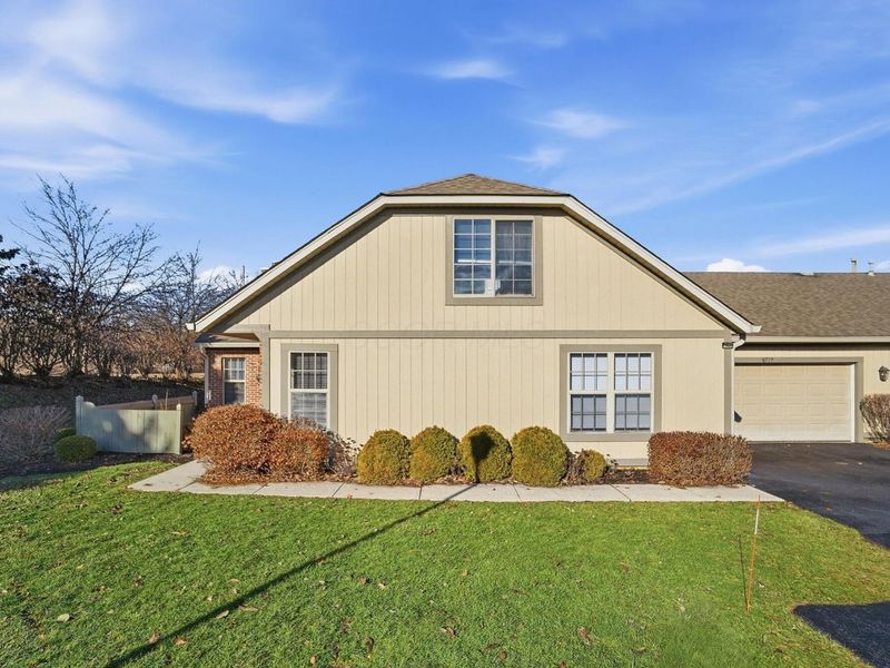 6770 Chateau Chase Drive, Columbus, OH 43235 Photo 2