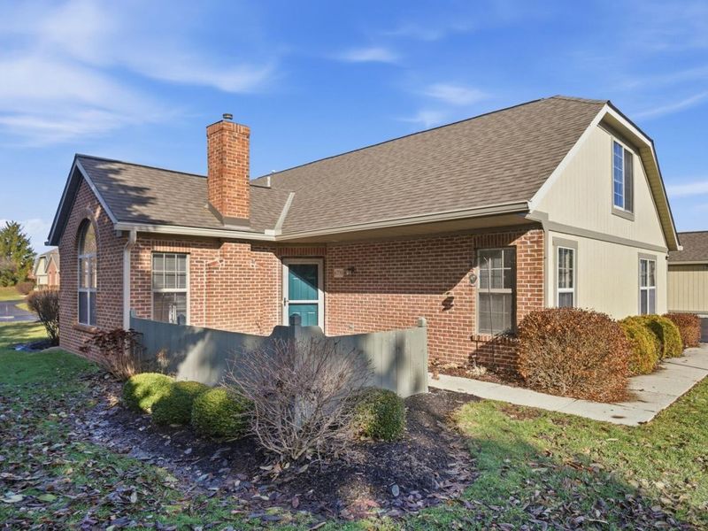 6770 Chateau Chase Drive, Columbus, OH 43235 Photo 3