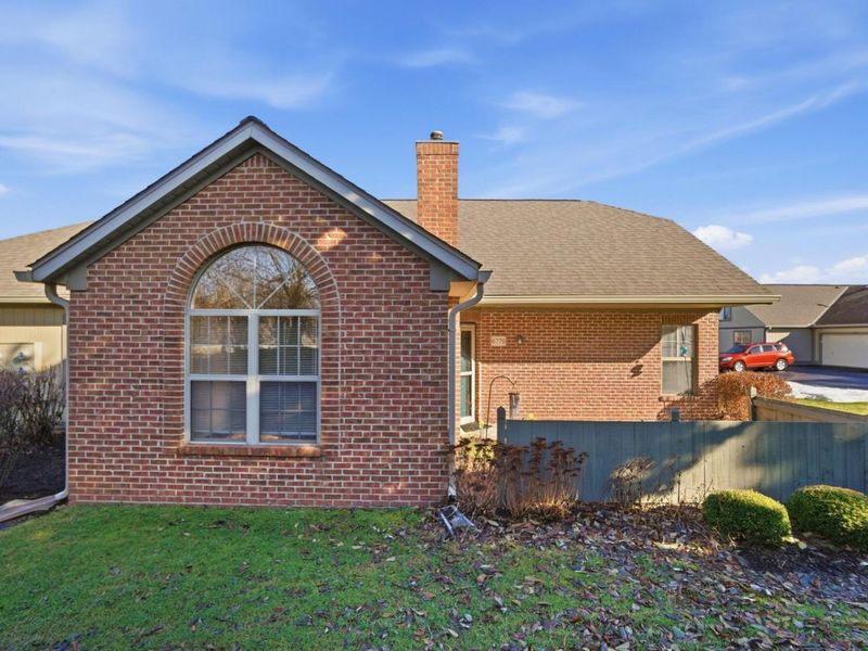 6770 Chateau Chase Drive, Columbus, OH 43235 Photo 4