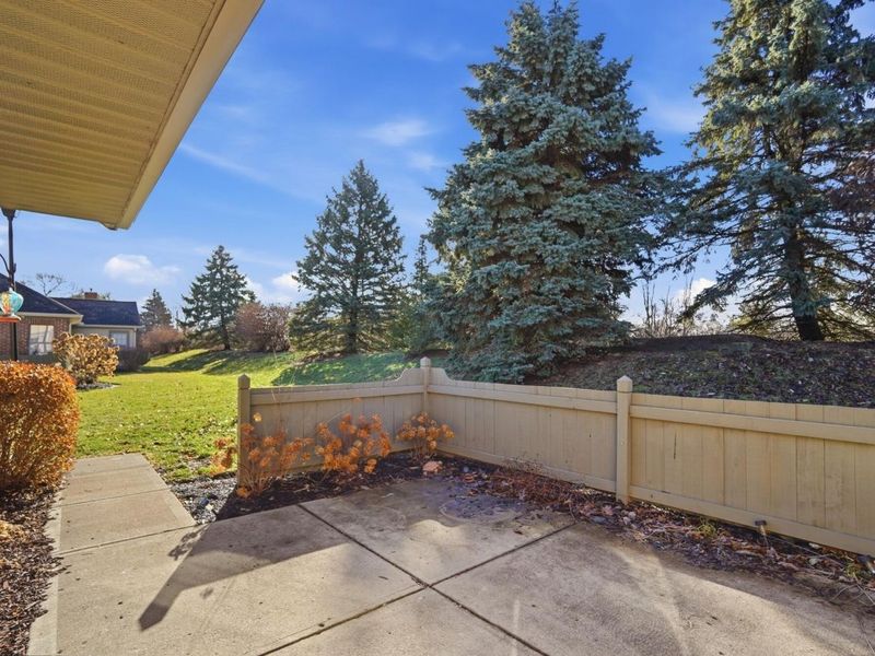 6770 Chateau Chase Drive, Columbus, OH 43235 Photo 7