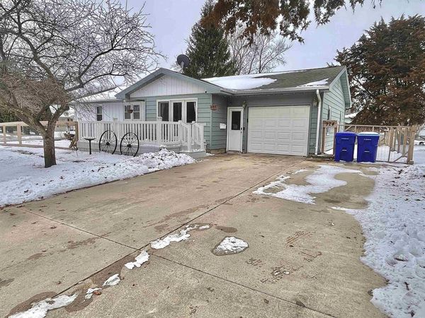 924 2nd Ave SW , Oelwein, IA 50662