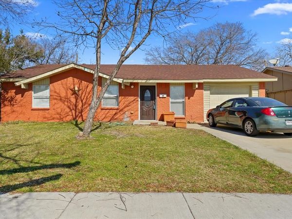 802 La Fiesta Drive, Grand Prairie, TX 75052