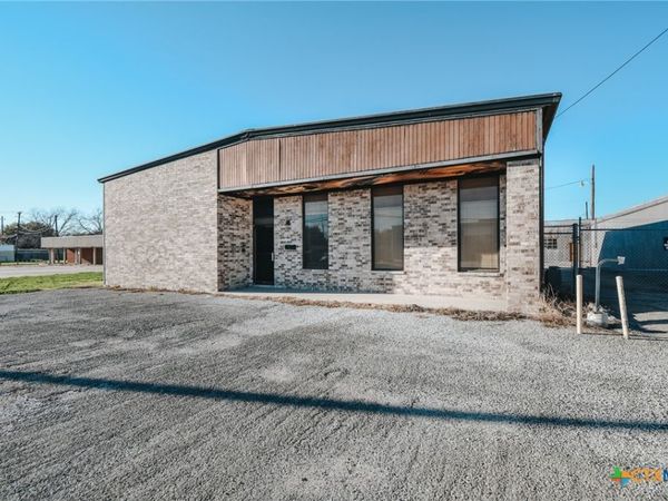 3104 E Red River Street , Victoria, TX 77901