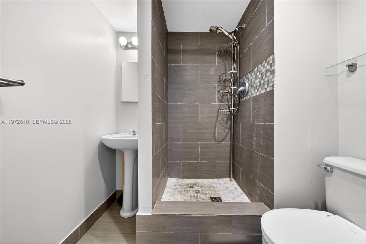 1750 NE 115th St, Unit 601, Miami, FL 33181 Photo