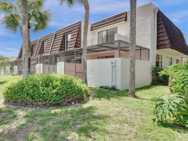 9120 Taft St, Pembroke Pines, FL 33024