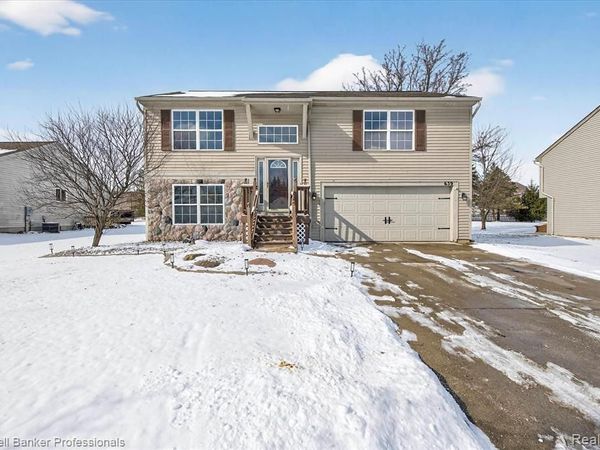 639 Andover Woods Drive, Fenton, MI 48430