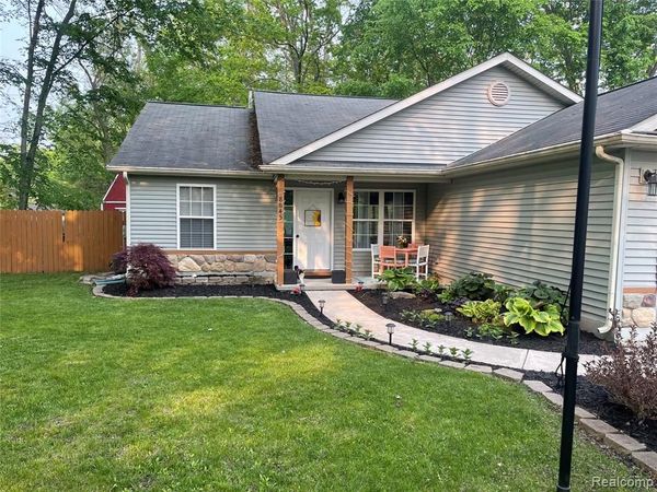8645 Country Club Drive, Hamburg Twp, MI 48169