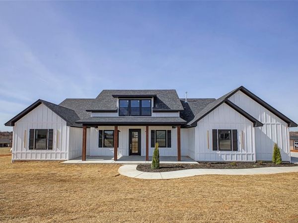 1180 Wolf Creek Drive, Blanchard, OK 73010