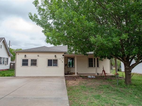 216 N Hitchcock Street, Hobart, OK 73651