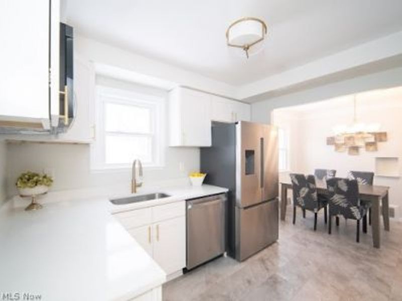 1662 Hawthorne Drive, Mayfield Heights, OH 44124 Photo 10