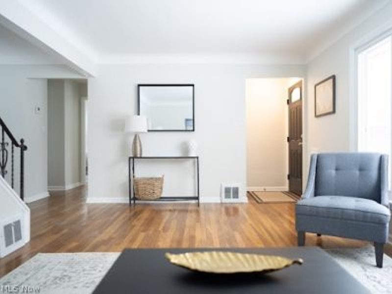 1662 Hawthorne Drive, Mayfield Heights, OH 44124 Photo 4