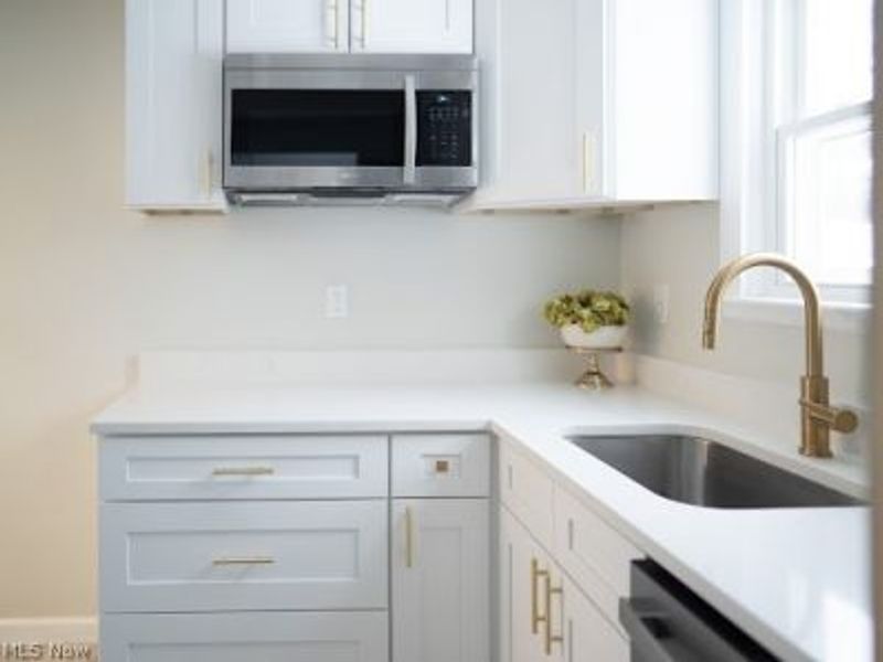 1662 Hawthorne Drive, Mayfield Heights, OH 44124 Photo 7