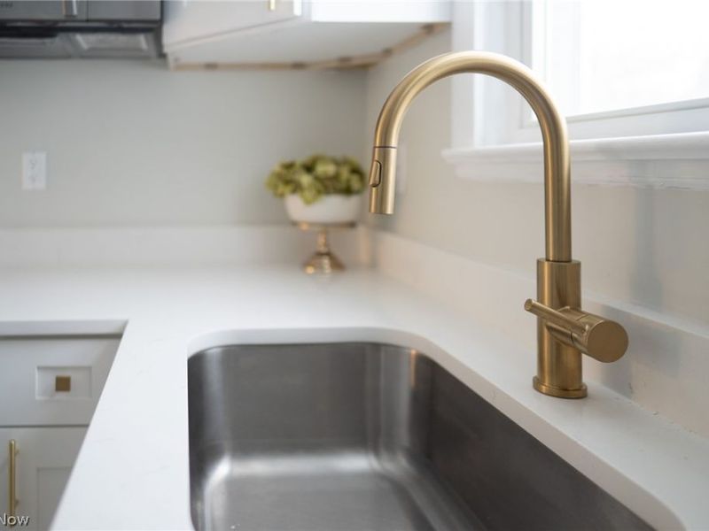 1662 Hawthorne Drive, Mayfield Heights, OH 44124 Photo 9