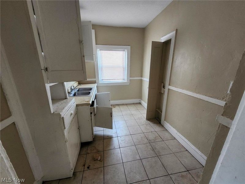 881 Eddy Road, Cleveland, OH 44108 Photo 24