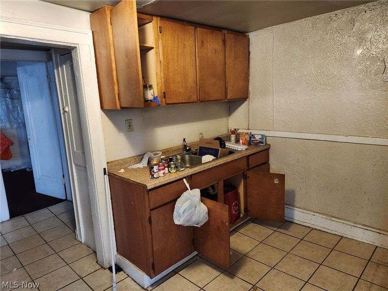 881 Eddy Road, Cleveland, OH 44108 Photo 9