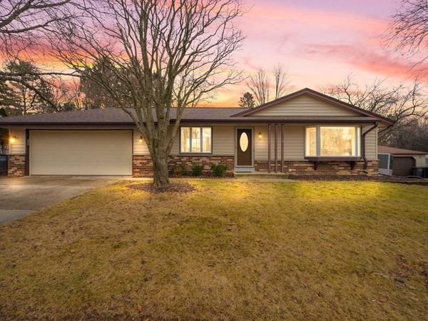 1525 River Highlands DRIVE, Oconomowoc, WI 53066