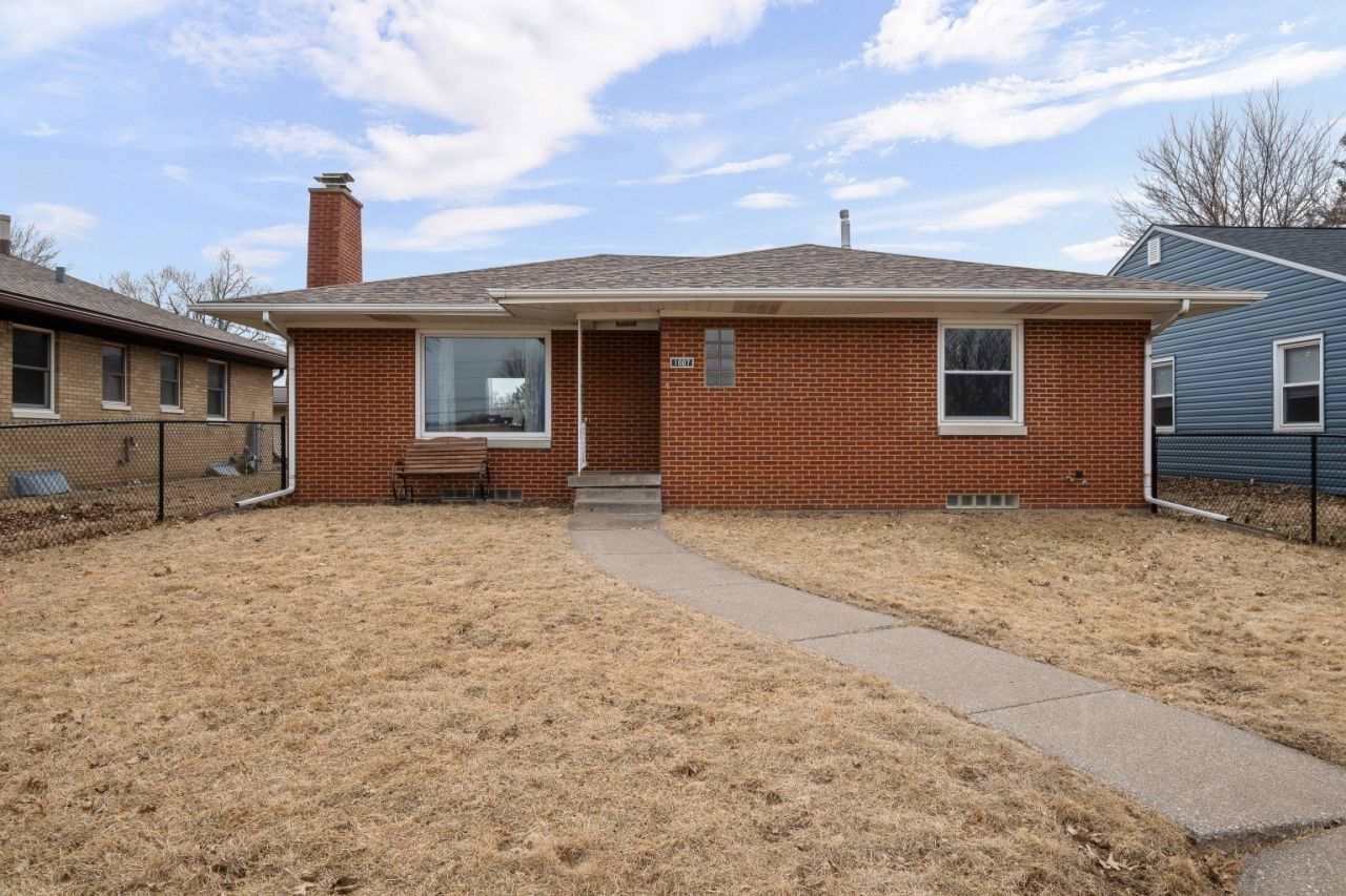 1007 W Central Park Avenue, Davenport, IA 52804 Main Photo