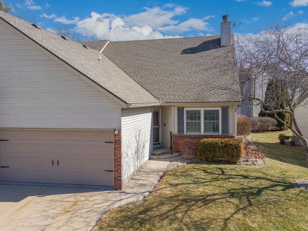 20 Crystal Court, Bloomington, IL 61704