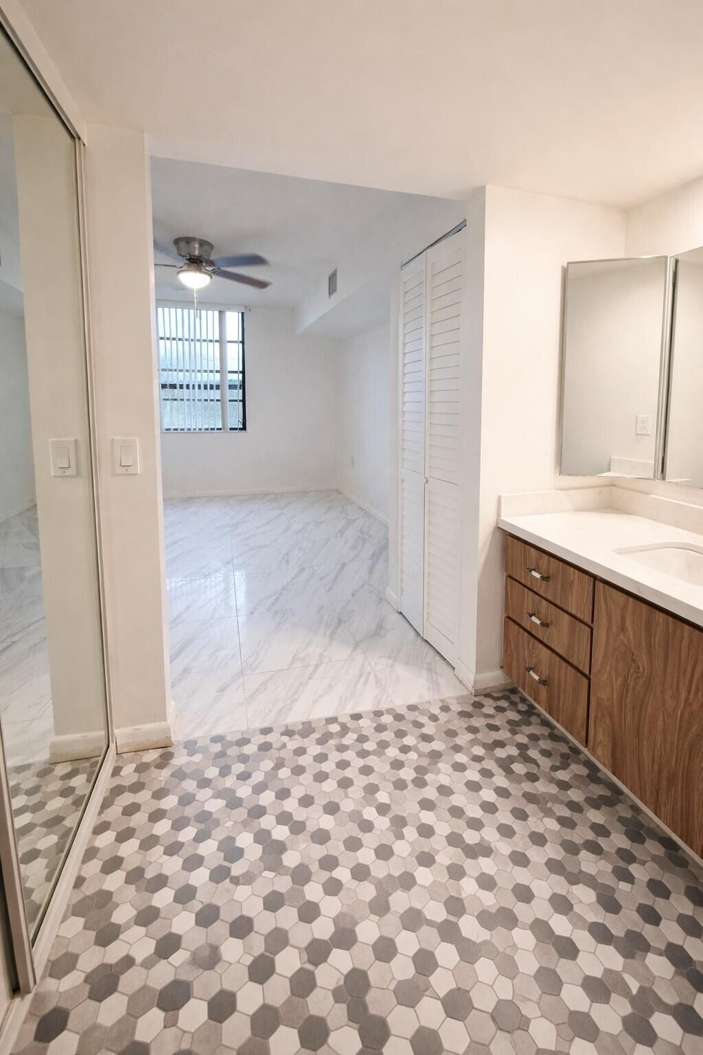 3826 Whitehall Drive, Unit 305, West Palm Beach, FL 33401 Photo