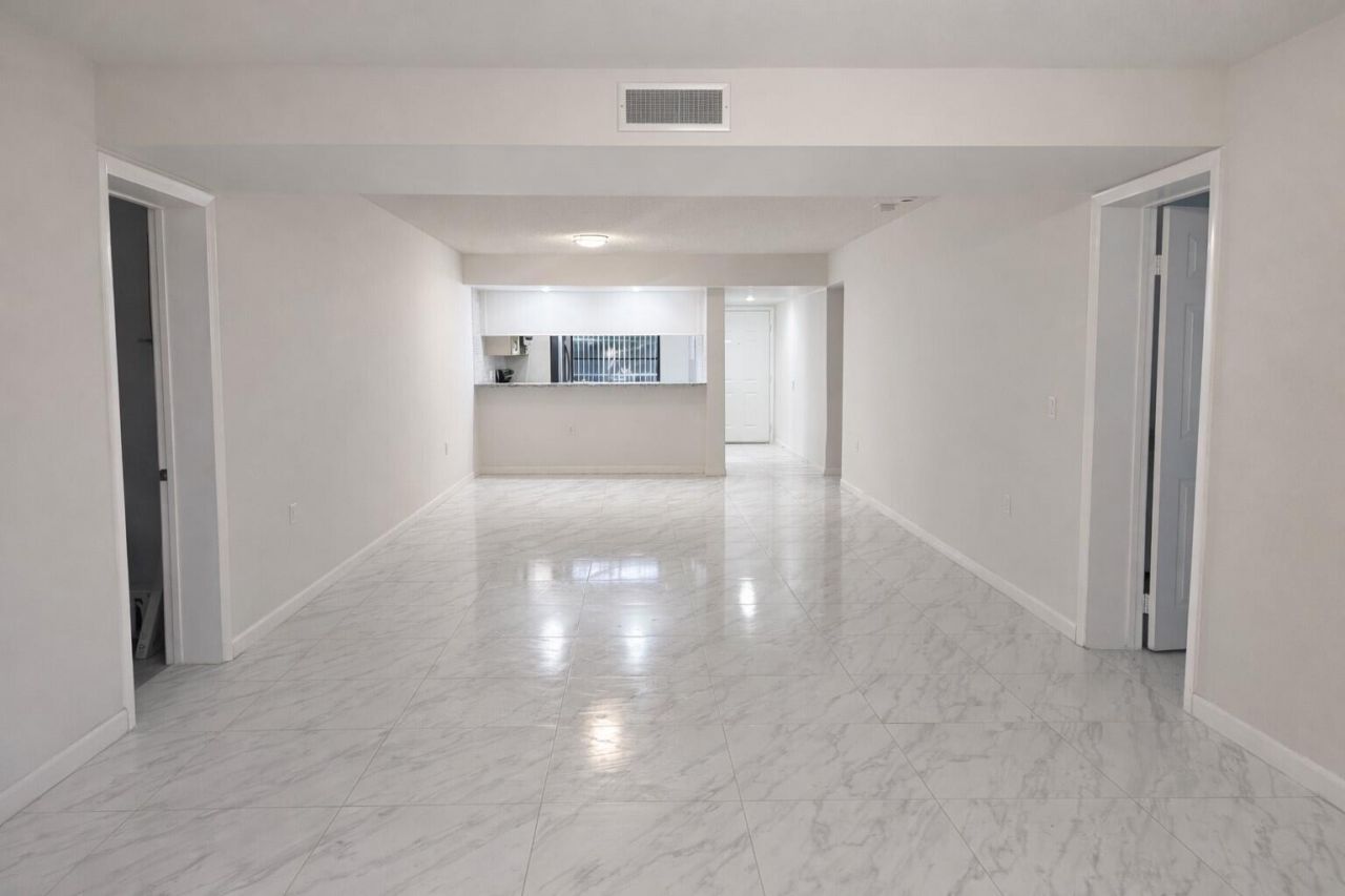 3826 Whitehall Drive, Unit 305, West Palm Beach, FL 33401 Photo