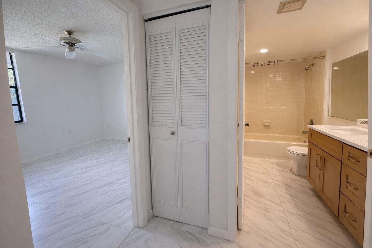 3826 Whitehall Drive, Unit 305, West Palm Beach, FL 33401 Photo