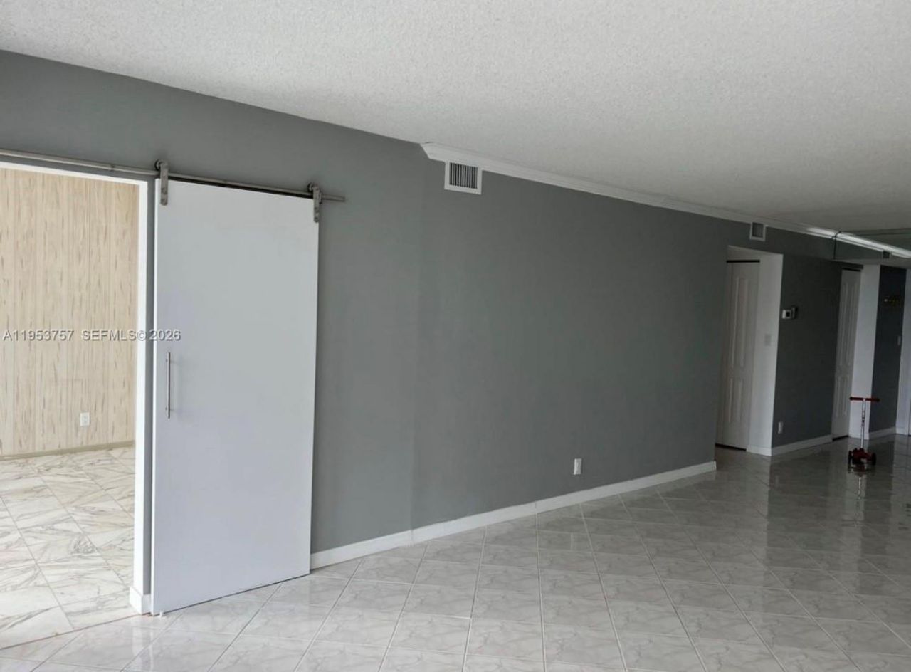 1000 Parkview Dr, Unit 528, Hallandale Beach, FL 33009 Photo