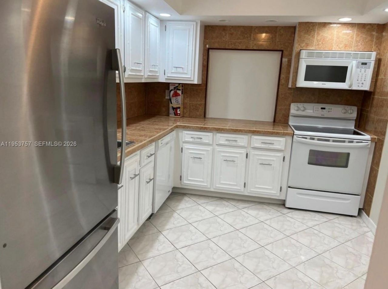 1000 Parkview Dr, Unit 528, Hallandale Beach, FL 33009 Photo