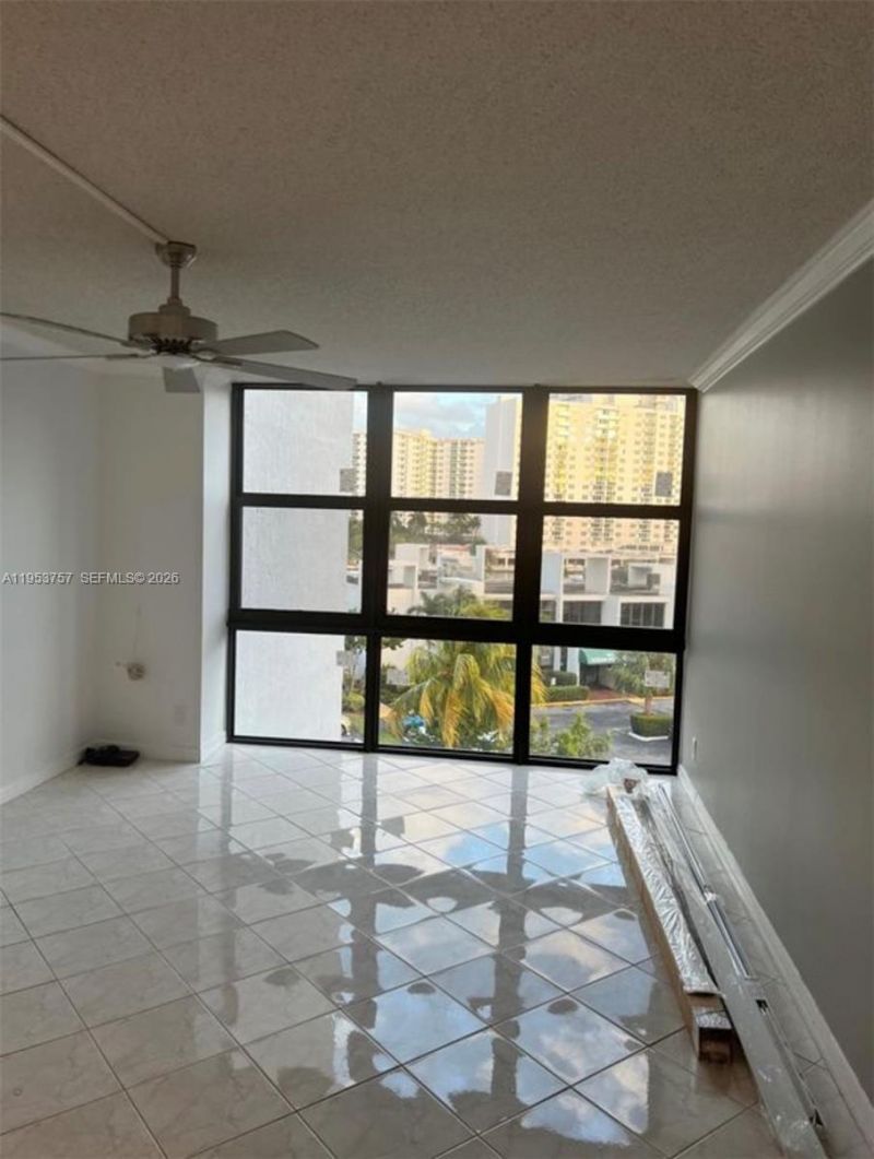 1000 Parkview Dr, Unit 528, Hallandale Beach, FL 33009 Photo