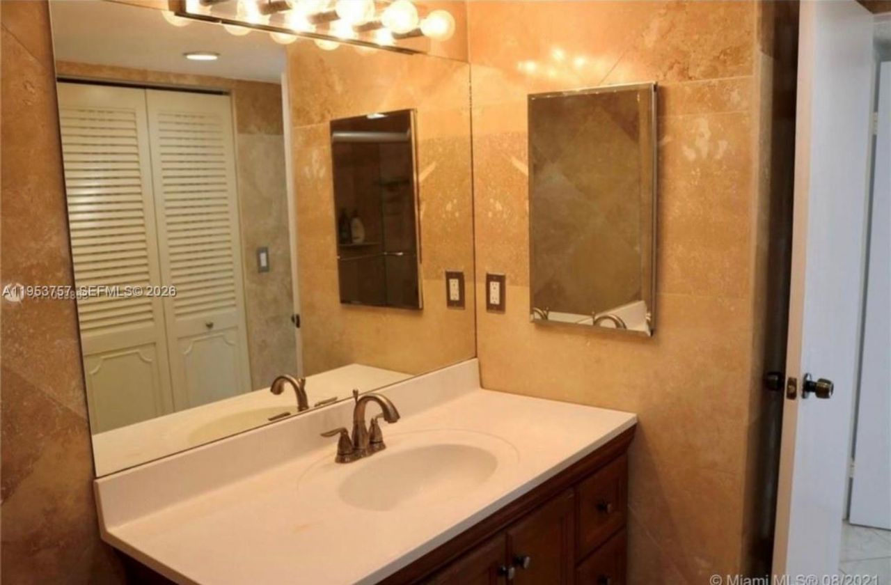 1000 Parkview Dr, Unit 528, Hallandale Beach, FL 33009 Photo