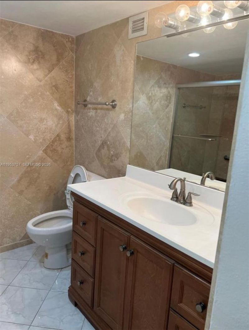 1000 Parkview Dr, Unit 528, Hallandale Beach, FL 33009 Photo