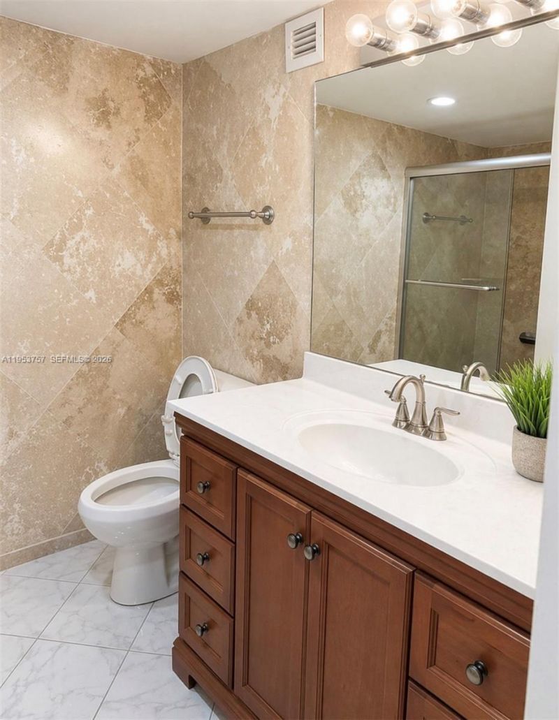 1000 Parkview Dr, Unit 528, Hallandale Beach, FL 33009 Photo